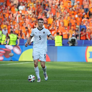 Berlin, Almanya - 25 Haziran 2024: Avusturyalı Stefan Posch, Berlin Olimpiyat Stadyumu 'nda oynanan UEFA EURO 2024 grup maçında topu kontrol ediyor