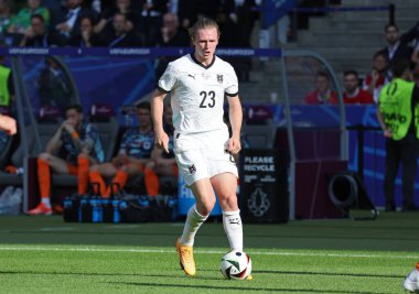 Berlin, Almanya - 25 Haziran 2024: Avusturyalı Patrick Wimmer, Olympiastadion 'da oynanan UEFA EURO 2024 grup etap maçı sırasında topu kontrol ediyor