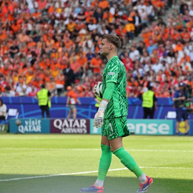 Berlin, Almanya - 25 Haziran 2024: Hollanda kalecisi Bart Verbruggen UEFA EURO 2024 grup etap maçı sırasında Olympiastadion 'da Hollanda - Avusturya maçında görev yaptı