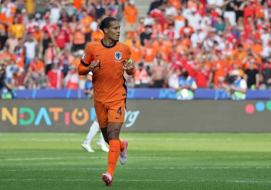 Berlin, Almanya - 25 Haziran 2024: Hollanda 'dan Virgil van Dijk, UEFA EURO 2024 grup safhasında Berlin Olimpiyat Stadyumu' nda Hollanda - Avusturya maçında koştu