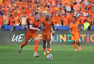 Berlin, Almanya - 25 Haziran 2024: Hollanda 'dan Jerdy Schouten, UEFA EURO 2024 grup evre maçında topu kontrol ediyor.