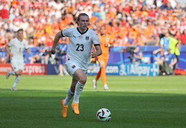 Berlin, Almanya - 25 Haziran 2024: Avusturyalı Patrick Wimmer, Olympiastadion 'da oynanan UEFA EURO 2024 grup etap maçı sırasında topu kontrol ediyor