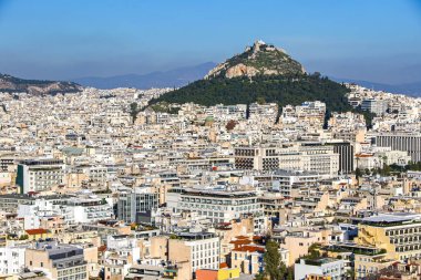 Akropolis 'in Atina' ya bakan Lycabettus Tepesi 'ndeki panoramik manzarası kentin tarihi cazibesini ve canlı kentsel alanını yansıtıyor. Atina, Yunanistan