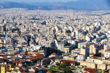 Atina 'ya tepeden bakan Akropolis' in panoramik manzarası, kentin tarihi cazibesini ve canlı kentsel genişliğini yansıtıyor. Atina, Yunanistan