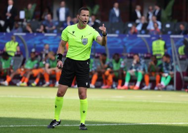 Berlin, Almanya - 25 Haziran 2024: Hakem İvan Kruzliak (SVK), UEFA EURO 2024 grup safhasında Berlin Olimpiyat Stadyumu 'nda Hollanda-Avusturya maçında görev yapıyor.