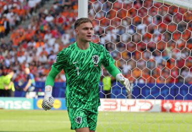 Berlin, Almanya - 25 Haziran 2024: Hollanda kalecisi Bart Verbruggen UEFA EURO 2024 grup etap maçı sırasında Olympiastadion 'da Hollanda - Avusturya maçında görev yaptı