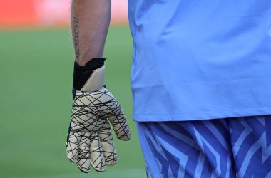 Berlin, Almanya - 25 Haziran 2024: Avusturyalı kaleci Patrick Pentz 'in elele tutuşması ve eldiveni UEFA EURO 2024 grup etap maçı sırasında Olympiastadion' da Hollanda - Avusturya maçında görüldü