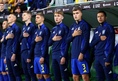Wroclaw, Polonya - 5 Eylül 2025: Ukrayna Milli Takımı 'nın yedek oyuncuları Tarczynski Arena' da oynanan 2026 FIFA Dünya Kupası ön eleme karşılaşmasından önce milli marşı dinlediler