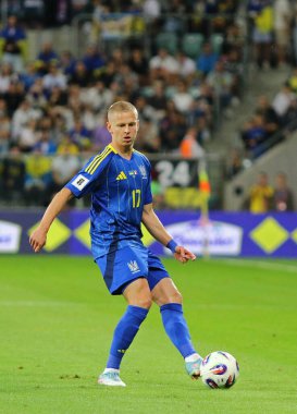 Wroclaw, Polonya - 5 Eylül 2025: Ukraynalı Oleksandr Zinchenko, Wroclaw, Polonya 'daki Tarczynski Arena' da oynanan 2026 Dünya Kupası eleme karşılaşmasında topu kontrol ediyor