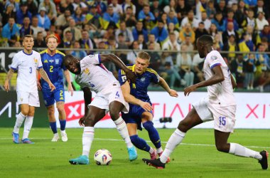 Wroclaw, Polonya - 5 Eylül 2025: Ukraynalı Artem Dovbyk (C), Tarczynski Arena 'da oynanan FIFA Dünya Kupası 2026 Dünya Kupası ön eleme maçında Dayot Upamecano ve Ibrahima Konate ile top için mücadele ediyor.