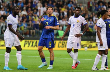 Wroclaw, Polonya - 5 Eylül 2025: Ukraynalı Illia Zabarnyi (# 13) ve Fransız Aurelien Tchouameni (# 8) Tarczynski Arena 'da oynanan FIFA Dünya Kupası 2026 ön eleme maçında