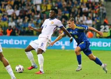 Wroclaw, Polonya - 5 Eylül 2025: Aurelien Tchouameni (L) Ukraynalı Yehor Yarmoliuk ile Wroclaw 'daki Tarczynski Arena' da oynanan 2026 Dünya Kupası ön eleme maçında top için mücadele ediyor.