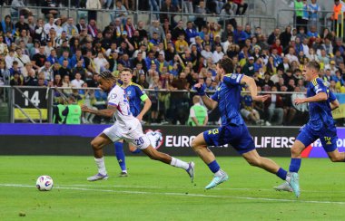 Wroclaw, Polonya - 5 Eylül 2025: Fransa 'dan Bradley Barcola (Beyaz) Wroclaw' daki Tarczynski Arena 'da oynanan 2026 Dünya Kupası ön eleme karşılaşmasında saldırdı