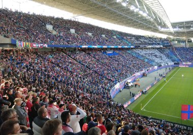 Leipzig, Almanya - 16 Eylül 2017: Alman Bundesliga maçı RB Leipzig-Borussia Moenchengladbach maçında Leipzig 'deki Red Bull Arena tribünlerinin panoramik görüntüsü