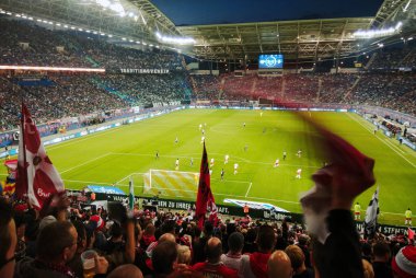 Leipzig, Almanya - 16 Eylül 2017: RB Leipzig taraftarları Alman Bundesliga maçı RB Leipzig-Borussia Moenchengladbach maçında Red Bull Arena tribünlerine desteklerini gösterdiler