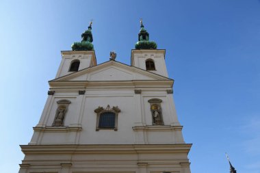 Aziz Mikail Kilisesi cephesi (Çekçe: Kostel svateho Michaela Archandela). Roma Katolik Kilisesi, Dominik Meydanı 'nda, Çek Cumhuriyeti' nin Brno kentindeki Yeni Belediye Binası 'nın yanında.