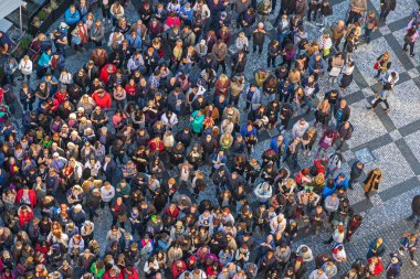 Prag, Çek Cumhuriyeti - 26 Ekim 2019: Prag 'ın Eski Şehir Meydanı' ndaki (Staromestske namesti) kalabalık Prag Astronomik Saatine (Orloj) saat başı ekran başında bakıyorlar