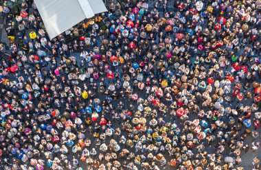 Prag, Çek Cumhuriyeti - 26 Ekim 2019: Prag 'ın Eski Şehir Meydanı' ndaki (Staromestske namesti) kalabalık Prag Astronomik Saatine (Orloj) saat başı ekran başında bakıyorlar