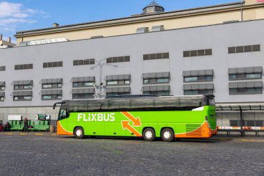 Prag, Çek Cumhuriyeti - 25 Ekim 2019: Parlak yeşil Flixbus otobüsü Prag Florenz otobüs terminalinde park halinde.