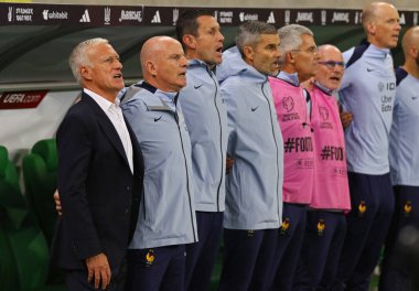Wroclaw, Polonya - 5 Eylül 2025: Fransa teknik direktörü Didier Deschamps, 2026 FIFA Dünya Kupası ön eleme karşılaşması Ukrayna - Fransa 'nın Tarczynski Arena maçı sırasında milli marşı dinledi