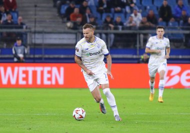 Hamburg, Almanya - 25 Eylül 2024: Dinamo Kyiv 'den Andriy Yarmolenko, UEFA Avrupa Ligi' nin Hamburg 'daki Volkspark Stadyumu' nda oynanan Dinamo Kyiv Lazio maçı sırasında topu kontrol ediyor