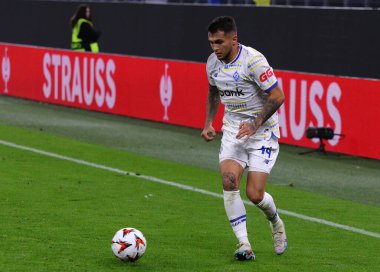 Hamburg, Almanya - 25 Eylül 2024: Dinamo Kyiv 'den Vladyslav Dubinchak (# 44), Hamburg' daki Volksparkstadion 'da oynanan UEFA Avrupa Ligi maçı sırasında topu kontrol ediyor.