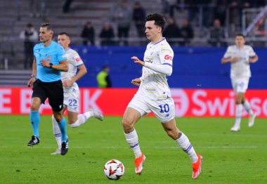 Hamburg, Almanya - 25 Eylül 2024: Dinamo Kyiv 'li Mykola Shaparenko (# 10), Hamburg' daki Volksparkstadion 'da oynanan UEFA Avrupa Ligi maçı sırasında topu kontrol ediyor.