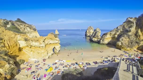 Hermosa playa Praia do Camilo, Lagos ciudad, Algarve, Portugal — Vídeos de Stock