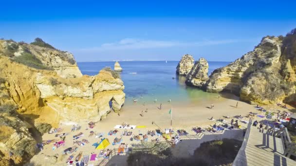 Красивий пляж Praia Do Camilo, Лагос місто, Алгарве, Португалія — стокове відео