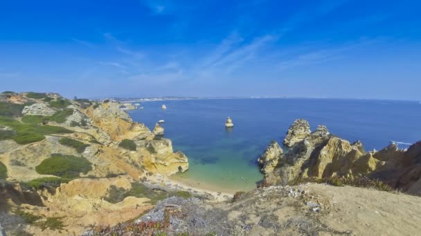 Hermosa playa Praia do Camilo, Lagos, región del Algarve, Portugal — Vídeo de stock