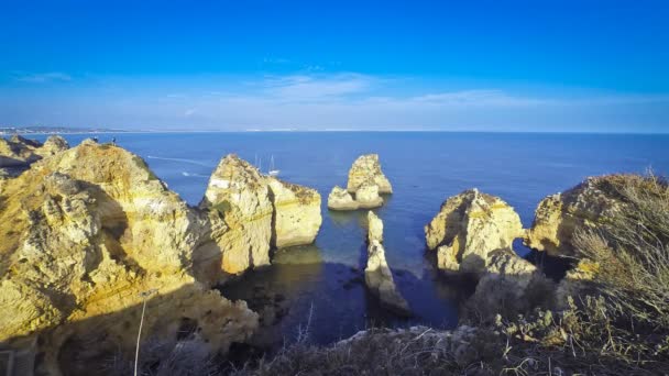 Costa atlántica cerca de Lagos, región del Algarve, Portugal — Vídeo de stock