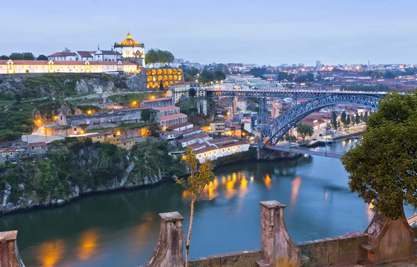 Vista nocturna del puente Dom Luis I y del río Duoro, Oporto, Portug — Foto de Stock