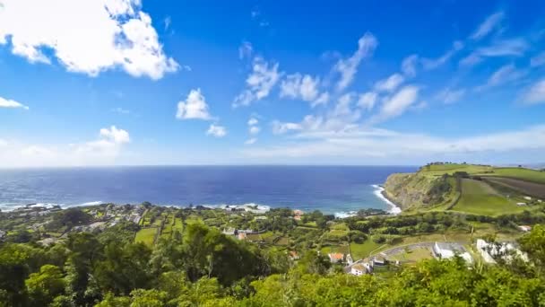 Malebný pohled na jižní pobřeží Sao Miguel ostrov poblíž vesnice zimnice de Pau, Azory, Portugalsko — Stock video