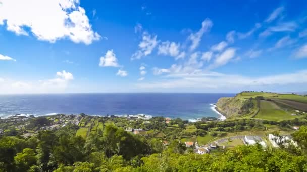 Festői kilátás nyílik déli partján, Sao Miguel-sziget közelében malária de Pau village, Azori-szigetek, Portugália — Stock videók