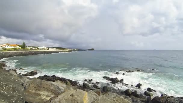 Wybrzeże Atlantyku w Ponta Delgada, Wyspy Azorskie, Portugalia — Wideo stockowe