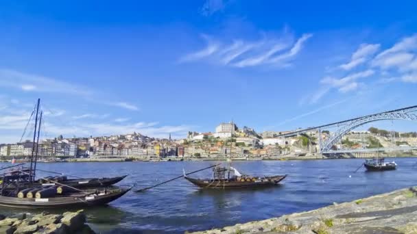 Båtar på floden Douro, stad i Porto, Portugal — Stockvideo