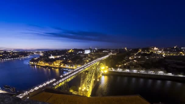 Večerní výhled na most DOM Luis nad řekou Douro ve městě Porto v Portugalsku — Stock video