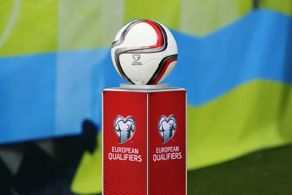 Официальный мяч чемпионата Европы по футболу 2016 — стоковое фото