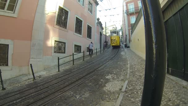 De Gloria Funicular (Elevador da Gloria) in Lissabon, Portugal — Stockvideo