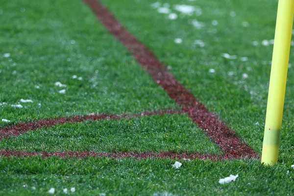 Угловой удар зеленого футбольного поля — стоковое фото