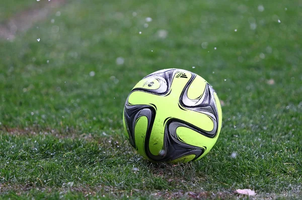 Close-up bola de futebol (Adidas CoNext15 ) — Fotografia de Stock