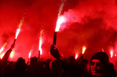 FC Dinamo Kiev ultras onların stadyum giden yolda destek