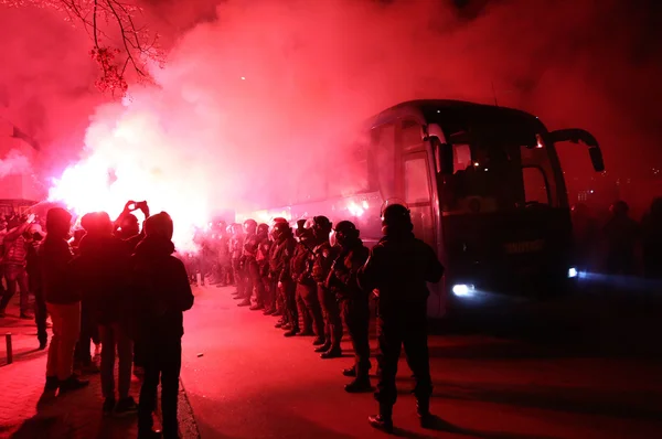 Gli ultras del FC Dynamo Kyiv sostengono la loro squadra sulla strada per lo stadio — Foto Stock