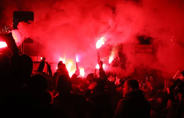 FC Dynamo Kiev ultras stödja sitt lag på väg till stadion — Stockfoto