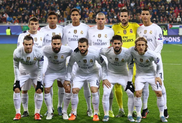 Les joueurs du Real Madrid posent pour une photo de groupe — Photo