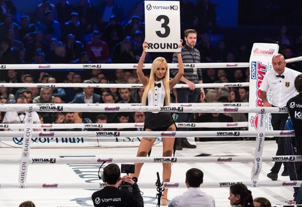 Anillo de boxeo chicas sosteniendo un tablero con número redondo — Foto de Stock