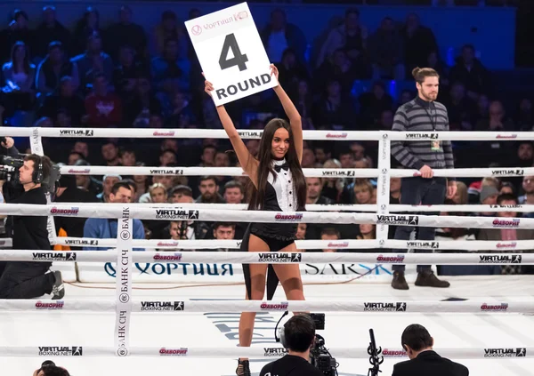 Anillo de boxeo chicas sosteniendo un tablero con número redondo — Foto de Stock