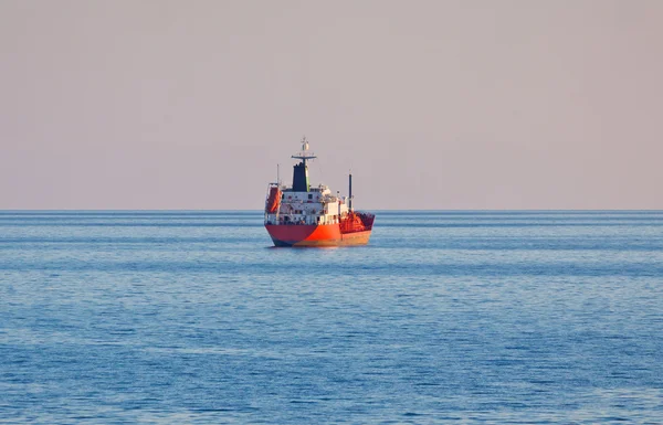 Olejové tunker plachty ve Středozemním moři — Stock fotografie