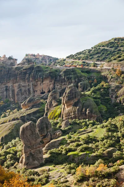 Kloosters op de bovenkant van rots in Meteora, Griekenland — Stockfoto