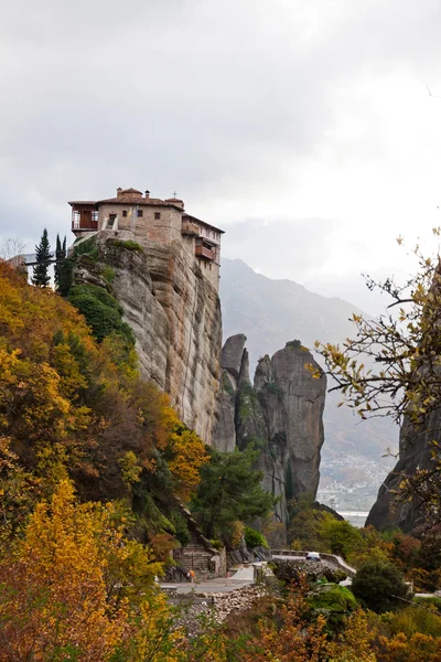 Manastır üst kısmında rock Meteora, Yunanistan — Stok fotoğraf